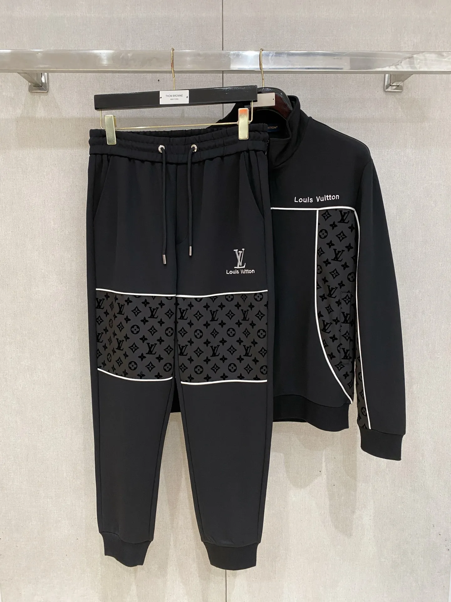 🅿️720 LV hot-selling suit is coming. Focus on the original version of the official website. 2025 new hot-selling cardigan suit. The original order is the best. 🇭🇰The meticulous work of top designers. It has a fitting and perfect upper body effect. All-natural high-quality Tencel Roman cotton 100%, close-fitting comfort, noble and elegant! Original hardware embodies elegance and nobility! Counter size: M-3XL (maximum wear up to 190 pounds)